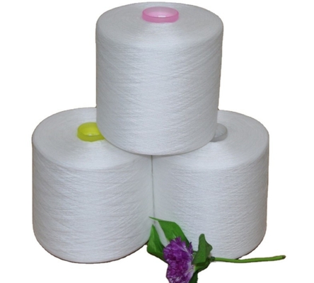 Ne 20s 30s 40/2 गांठ रहित कच्चे सफेद 100% पॉलिएस्टर रिंग स्पून यार्न बुनाई सिलाई के लिए